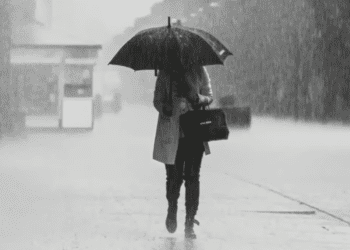 METEO // Săptămâna începe cu ploi și lapoviță slabă. Câte grade vor fi astăzi