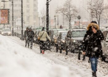 Ninsori și vânt puternic: Cod Portocaliu și Galben în toată țara