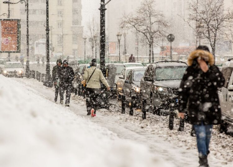 Ninsori și vânt puternic: Cod Portocaliu și Galben în toată țara