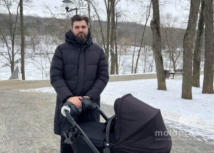 În 2025, aproximativ 4 400 de bărbați au beneficiat de concediu paternal: „Oferă oportunitatea de a fi alături de soție și copil într-o perioadă importantă pentru familie