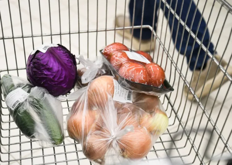 «Только одно не подорожало — моя зарплата» В России выросли цены на все