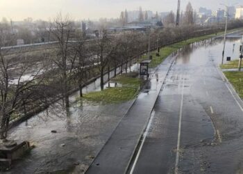 VIDEO // Strada Albișoara din Chișinău, inundată în această dimineață, după o avarie de țeavă