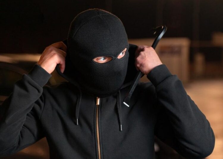 Jaf armat la o companie de microfinanțare din Bălți. Un mascat a atacat casierița și a fugit cu zeci de mii de lei