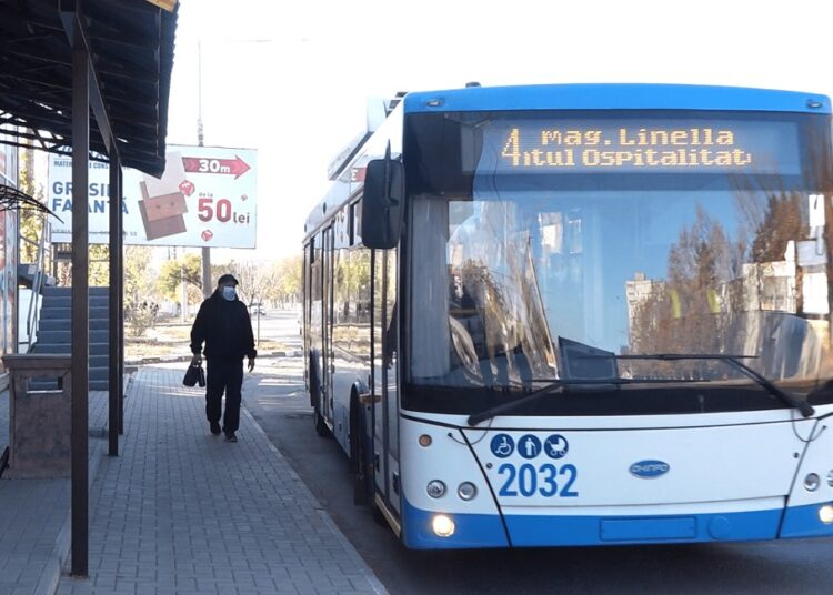 Удары кулаком в троллейбусе в Бельцах: 15-летний подросток находится под следствием полиции