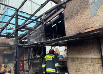 ФОТО // Пожар в Бельцах. Постройка, в которой хранились дрова, была уничтожена огнём