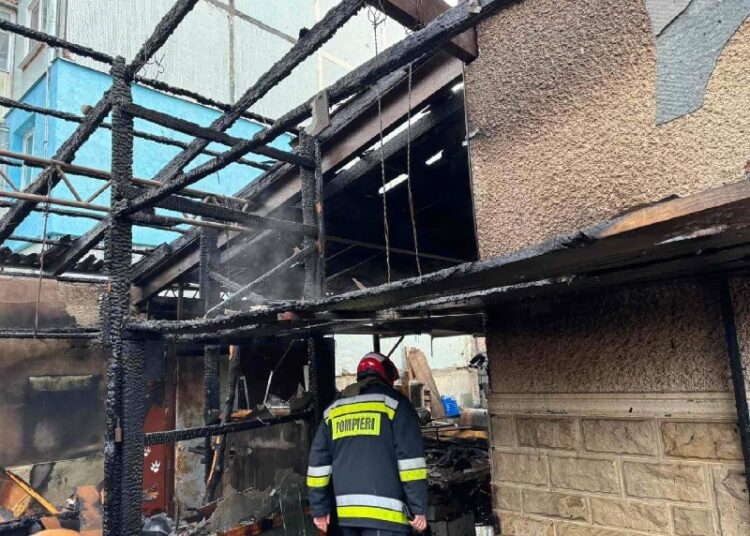 ФОТО // Пожар в Бельцах. Постройка, в которой хранились дрова, была уничтожена огнём