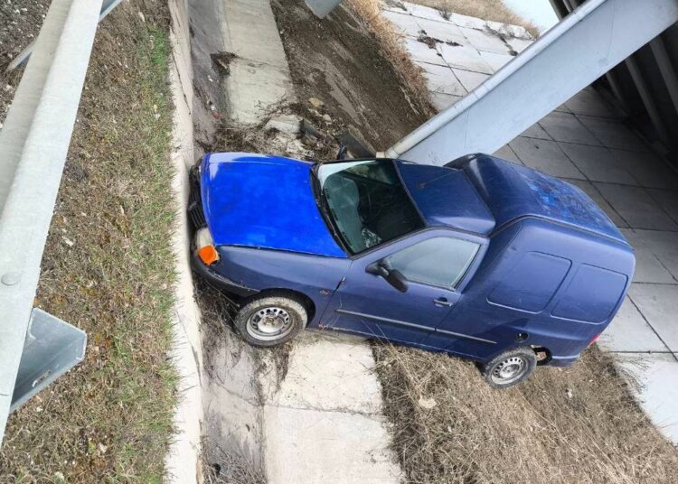 FOTO // Accident în raionul Fălești: gazdă în stare de ebrietate a luat mașina oaspetelui și a derapat de pe traseu