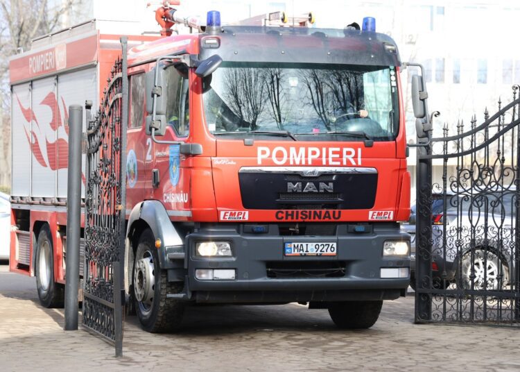 FOTO // Incendiu la Ministerul Sănătății. Într-un birou a luat foc un calculator