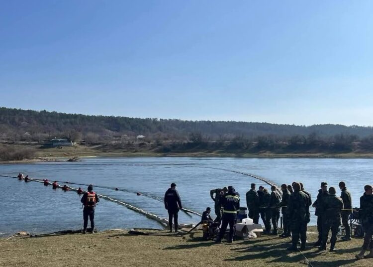 Noi echipamente de intervenție trimise din România: 4090 kg de material absorbant, baraje și rulouri speciale