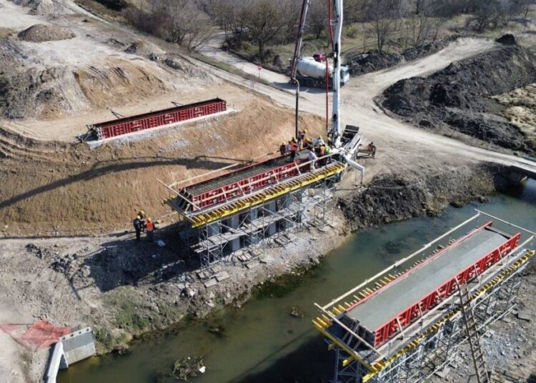 FOTO // Lucrările la podul peste Răut și la pasajul feroviar de pe centura Bălți avansează. Administrația Națională a Drumurilor: „Spor la muncă echipelor din teren”