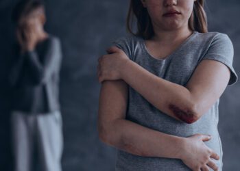 A abuzat sexual doi copii: o fată de 16 ani și un băiat de 12 ani. Un bărbat, condamnat la ani grei de închisoare