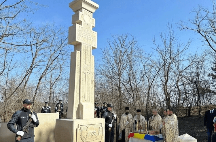 FOTO // Monument dedicat preoților deportați în Siberia și eroilor români, inaugurat la Otaci