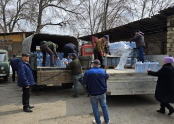 FOTO // Sprijin frățesc pentru municipiul Bălți: 7 tone de apă potabilă oferite de Arhiepiscopia Sucevei și Rădăuților