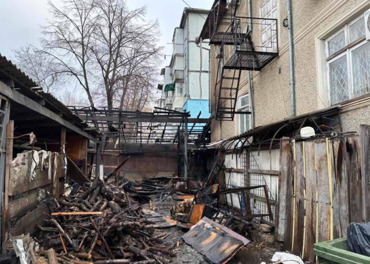 FOTO // Incendiu la Bălți. O construcție în care erau depozitate lemne a fost distrusă de flăcări