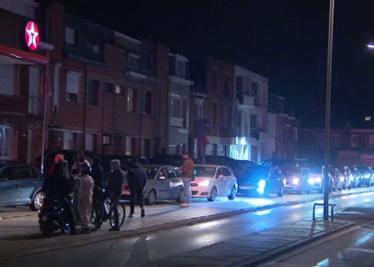 O benzinărie a greșit prețul și a vândut combustibil cu o reducere uriașă. S-au format cozi imense