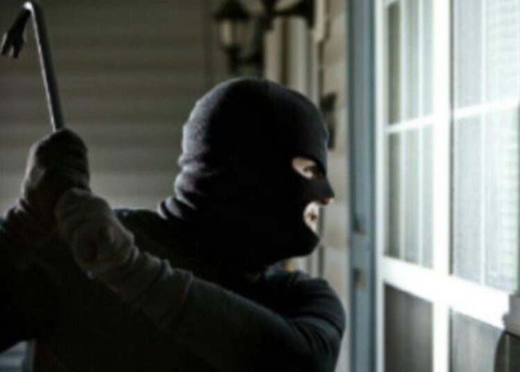 Bărbat atacat de mascați în propria casă și jefuit de jumătate de milion de lei în raionul Florești