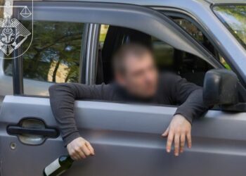 A furat o brățară din aur, a șofat drogat și a încercat să inducă în eroare oamenii legii. Un tânăr de 25 de ani, condamnat la închisoare