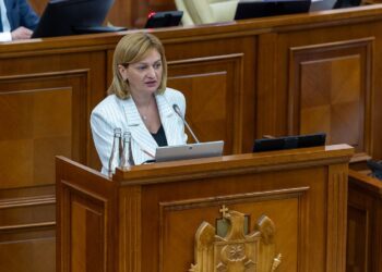 Tații rău-platnici ar putea primi interdicție de a părăsi țara. Parlamentul pregătește sancțiuni mai dure pentru restanțierii la pensia alimentară