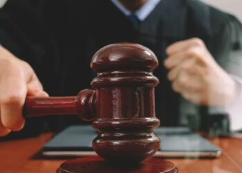 Un avocat a fost trimis în judecată pentru trafic de influență într-o cauză de violență în familie