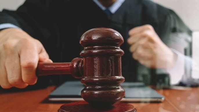 Un avocat a fost trimis în judecată pentru trafic de influență într-o cauză de violență în familie