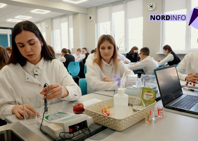 VIDEO // Știința prinde viață la un liceu din Bălți: elevii descoperă universul în laboratoare moderne de fizică, chimie și biologie