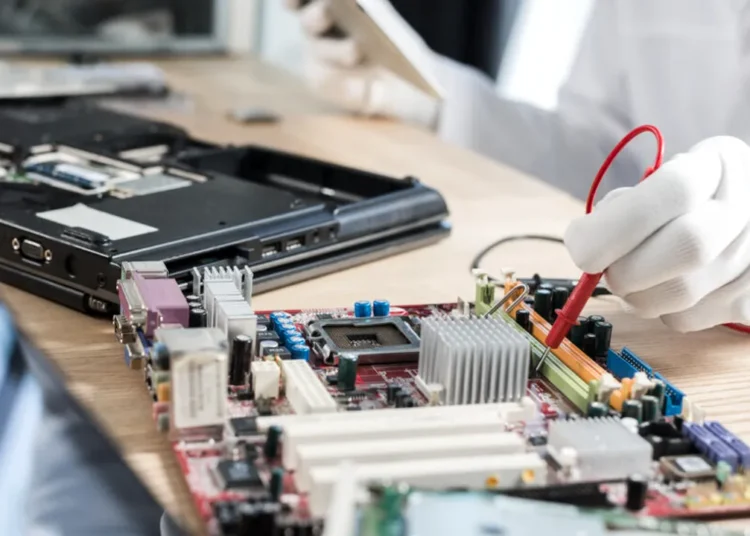 Cinci greșeli care îți distrug laptopul fără să îți dai seama. Ce recomandă experții