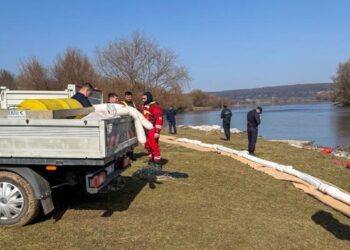 VIDEO // Unii bălțeni susțin că au rămas, din nou, fără apă la robinet. A fost instalat al doilea baraj pentru a colecta petrolul de pe Nistru