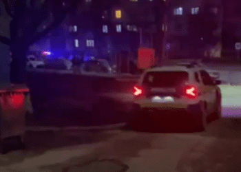 VIDEO // Speluncă de droguri, destructurată într-un apartament din Bălți. Șapte persoane, duse la poliție