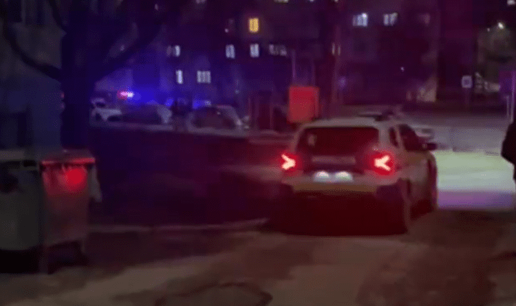 VIDEO // Speluncă de droguri, destructurată într-un apartament din Bălți. Șapte persoane, duse la poliție