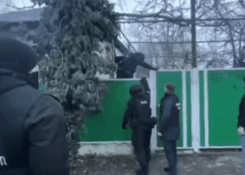 VIDEO // O femeie din Telenești a rămas fără 59.000 de lei în urma unei scheme de escrocherie. Doi bărbați, reținuți