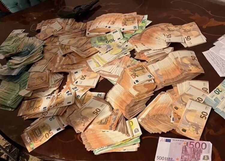 VIDEO // Femeie din Sîngerei, reținută după un furt de peste un milion de lei dintr-un apartament din Chișinău