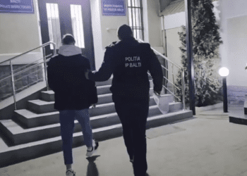 ВИДЕО // Мошенничество на 360 тысяч леев в Бельцах. Двое 20-летних молодых людей помещены под предварительный арест