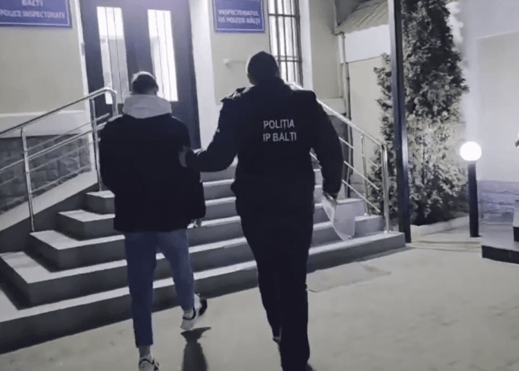VIDEO // Escrocherie de 360.000 de lei la Bălți. Doi tineri de 20 de ani, plasați în arest preventiv