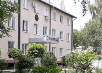 VIDEO // Droguri ascunse lângă un liceu din Drochia. O femeie din Bălți, prinsă în flagrant
