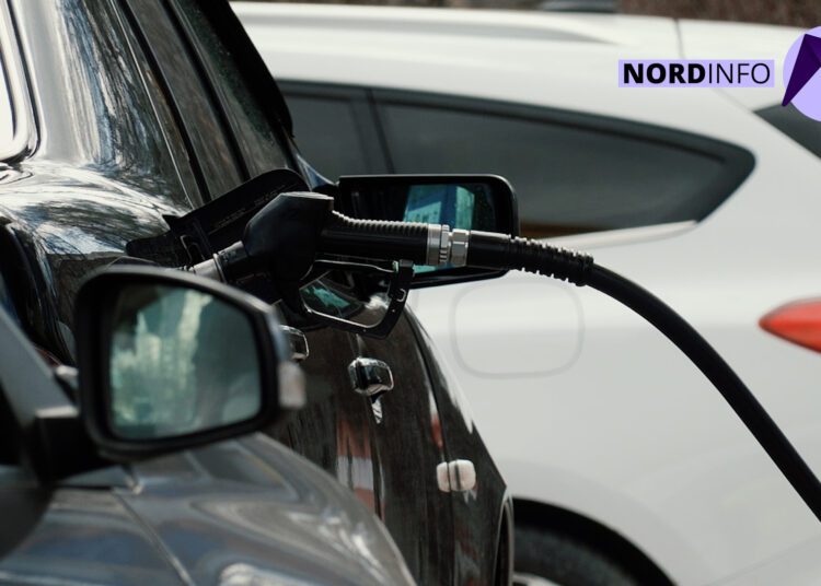 VIDEO // Unii șoferi fac plinul, alții rămân calmi. Maia Sandu avertizează: războiul poate aduce noi creșteri de prețuri