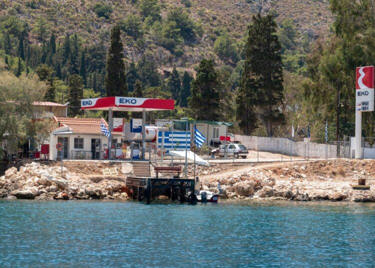 Cozi lungi la stațiile de alimentare din Grecia, deși benzina a ajuns să coste și 2,4 euro/l