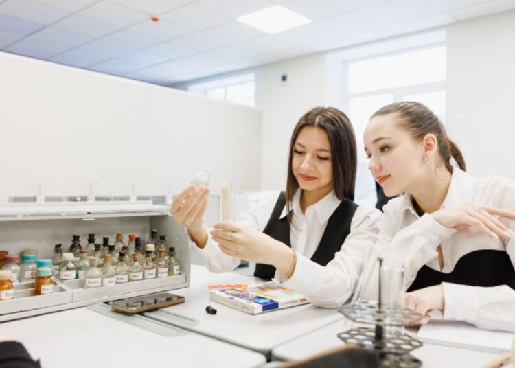 Liceele din R. Moldova pot beneficia de laboratoare moderne de chimie și fizică. MEC lansează concurs național de selectare a instituțiilor