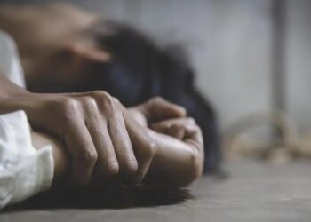 Un tânăr de 21 de ani, condamnat la închisoare pentru că a violat o minoră de 13 ani