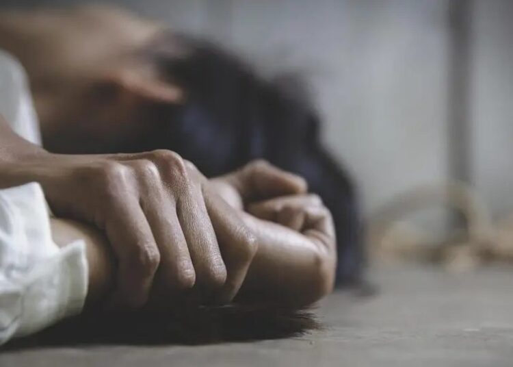 Un tânăr de 21 de ani, condamnat la închisoare pentru că a violat o minoră de 13 ani