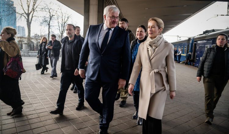VIDEO // Kaja Kallas și miniștri de externe din UE au ajuns în Ucraina pentru comemorarea victimelor masacrului de la Bucea