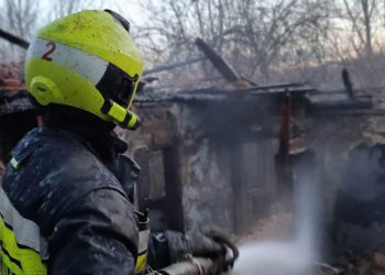 FOTO // Un bărbat din nordul țării s-a ales cu arsuri în urma unui incendiu. Pompierii au evitat producerea unei explozii de proporții