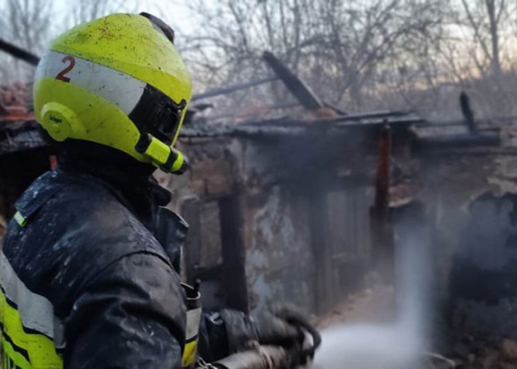 FOTO // Un bărbat din nordul țării s-a ales cu arsuri în urma unui incendiu. Pompierii au evitat producerea unei explozii de proporții