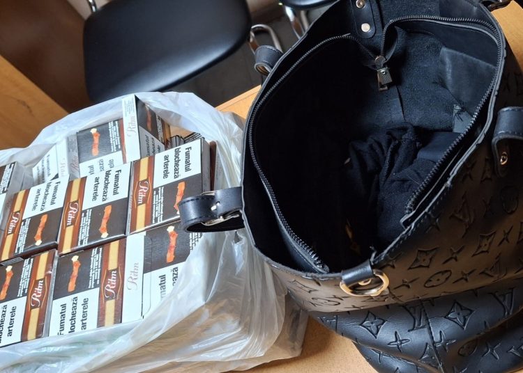O femeie de 61 de ani, prinsă la vama din Otaci cu țigări ascunse pe corp