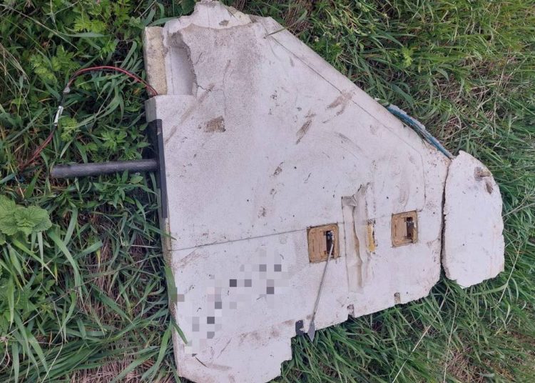 FOTO // Obiect asemănător unei drone, depistat pe un câmp din raionul Telenești