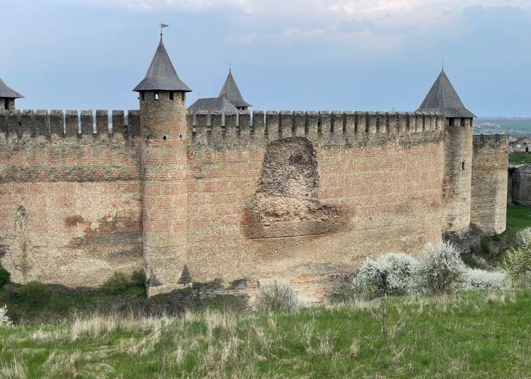 FOTO // Zidul cetății Hotin s-a prăbușit, iar accesul turiștilor este restricționat: „Situație periculoasă”