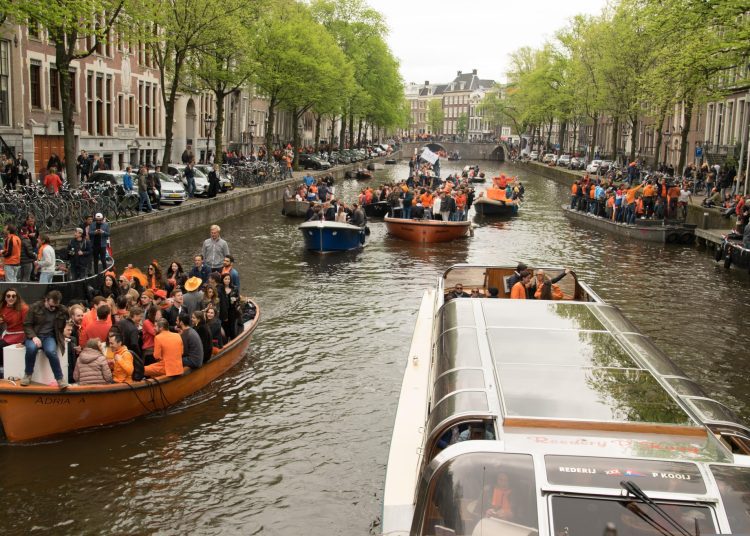 Olanda sărbătorește Ziua Regelui: orașele se îmbracă în portocaliu și prind viață