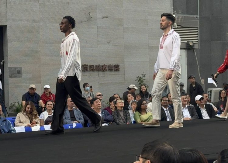 FOTO // Costumul tradițional moldovenesc, promovat la un eveniment internațional de modă în China
