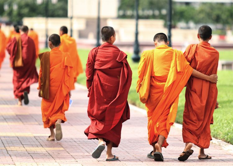 Zeci de călugări au fost arestaţi pe un aeroport din Sri Lanka, după ce polițiștii au descoperit că ascundeau în bagaje droguri