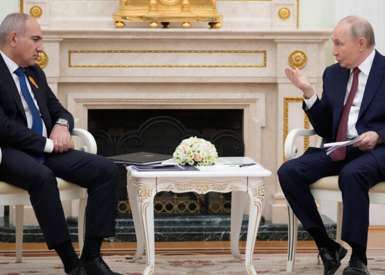 Vladimir Putin avertizează că aderarea Armeniei la UE este imposibilă