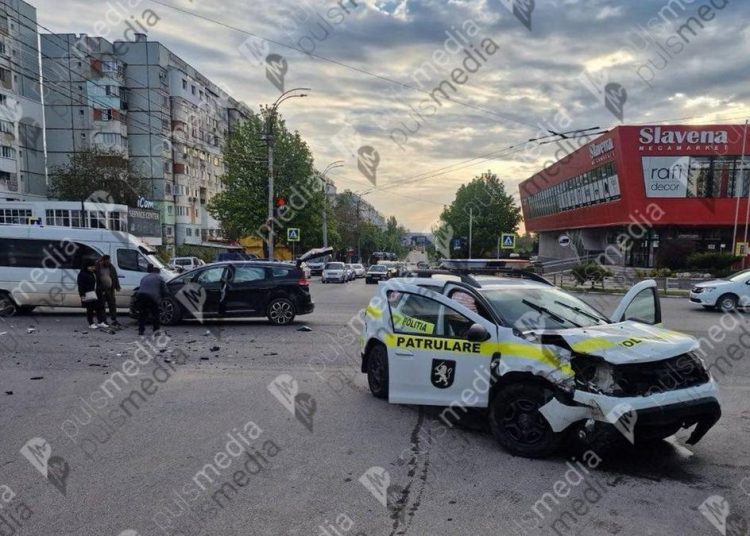 FOTO // O autospecială a INSP s-a ciocnit cu o mașină condusă de un polițist la Bălți